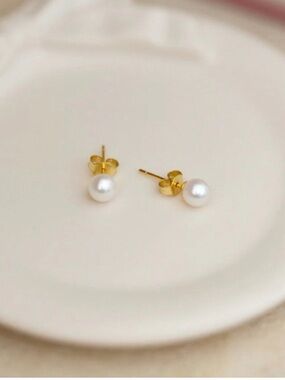 Orijin Pearl Stud Earrings from the Jilly Box